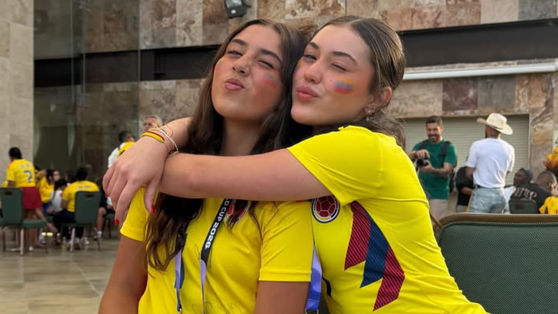 Salomé y su prima viajaron a México para ver a la Selección de Colombia, equipo en el que juegan sus padres.