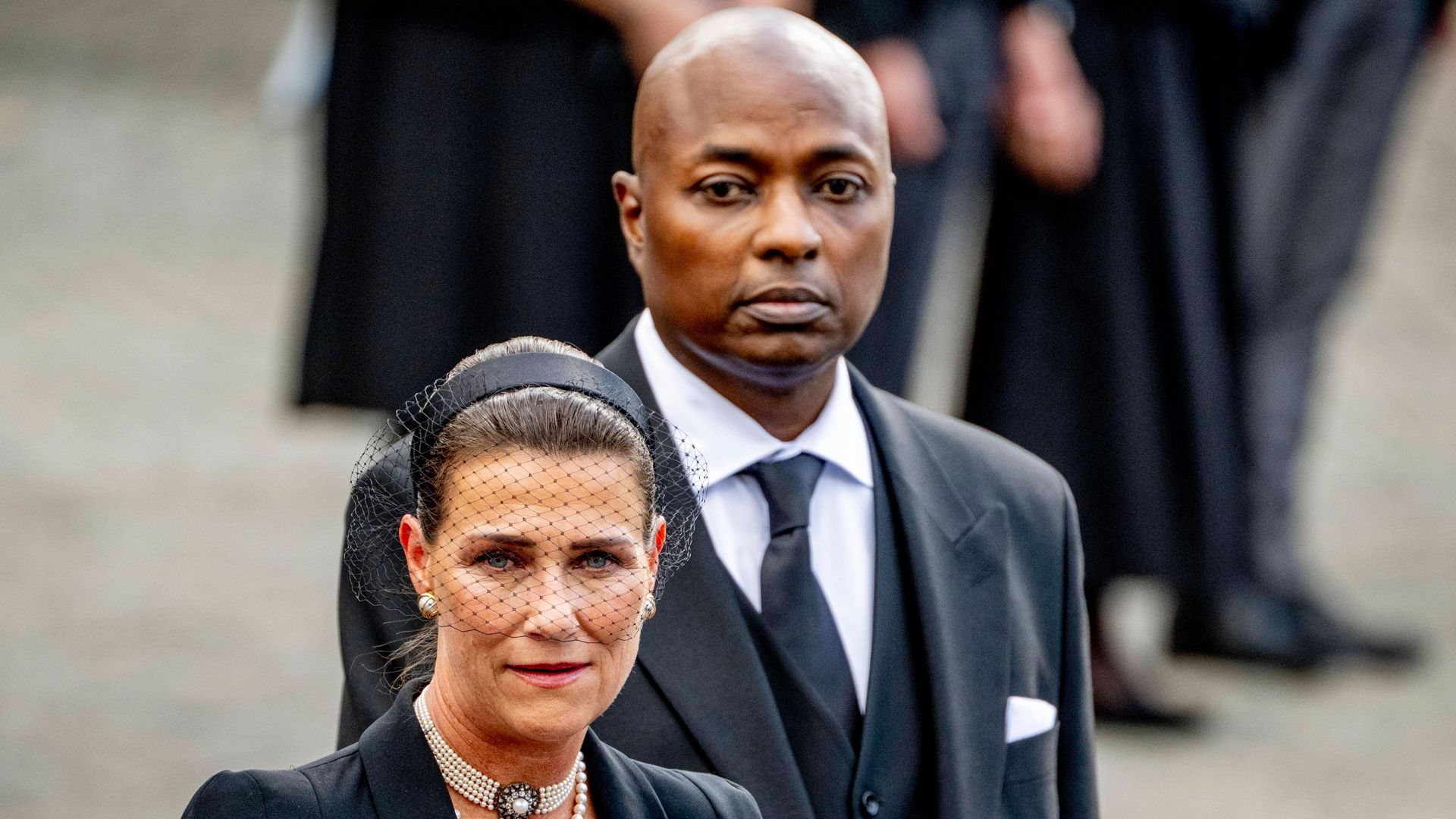 Durek Verrett y Marta Luisa de Noruega en el funeral del rey Harald