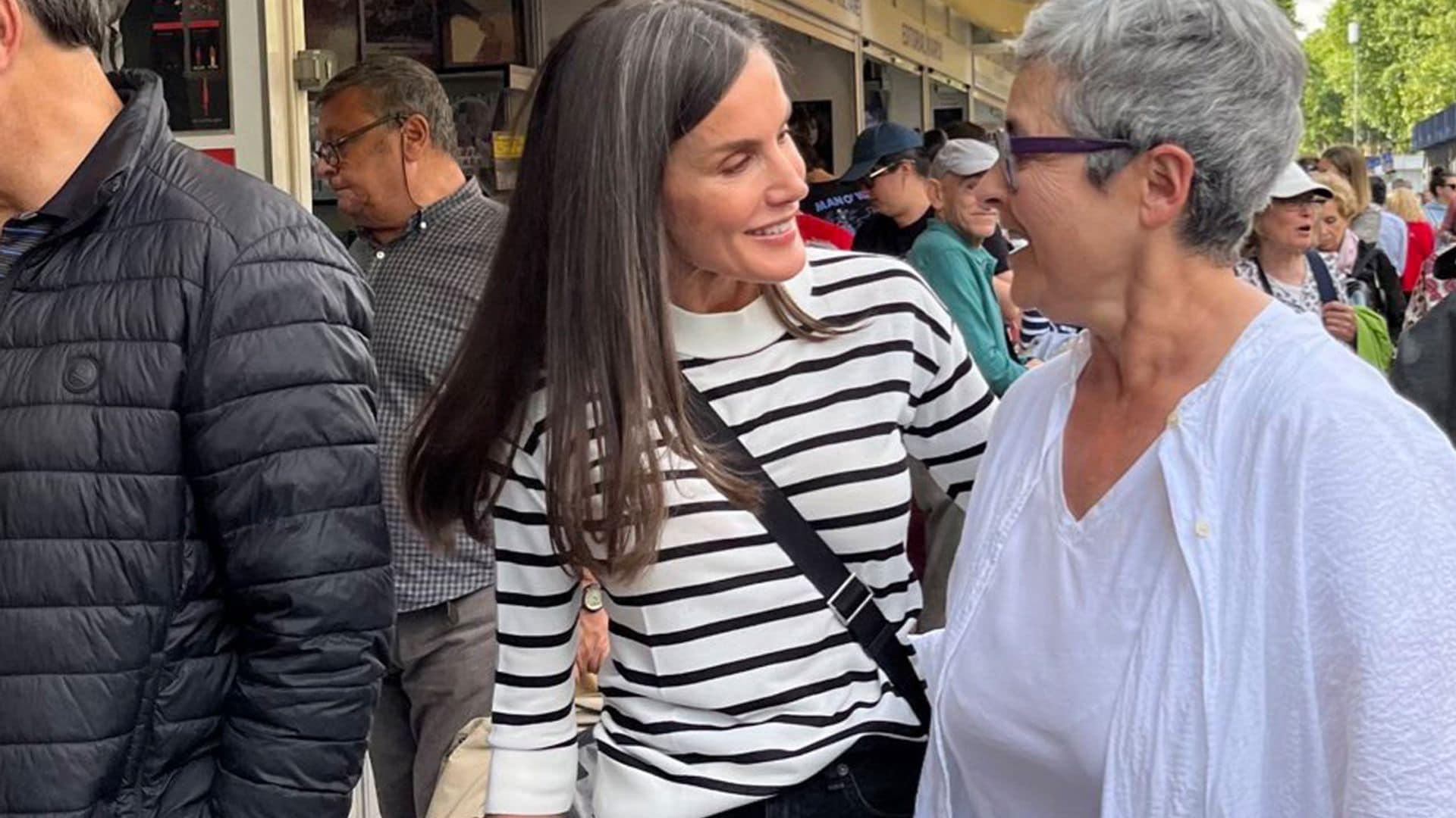 El radical cambio de estilo de la reina Letizia en la Feria del Libro