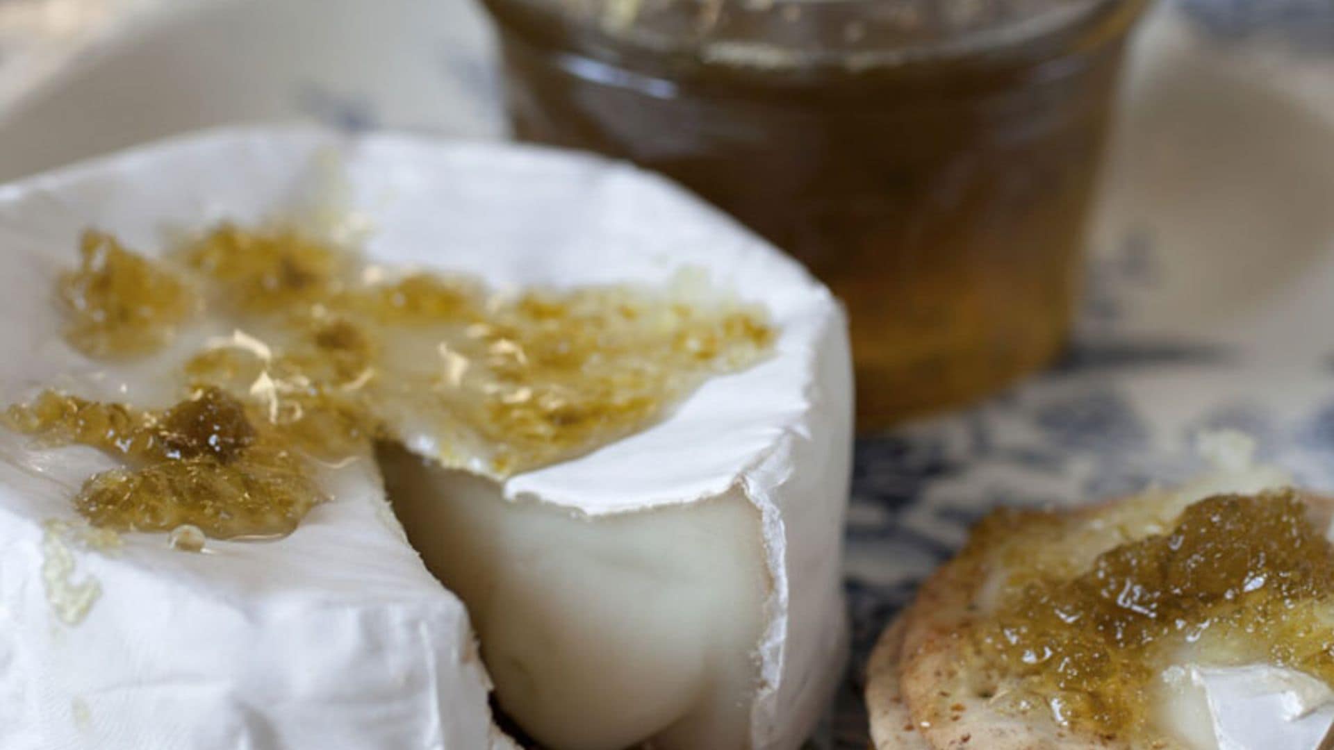 Queso 'brie' con mermelada de jalapeño