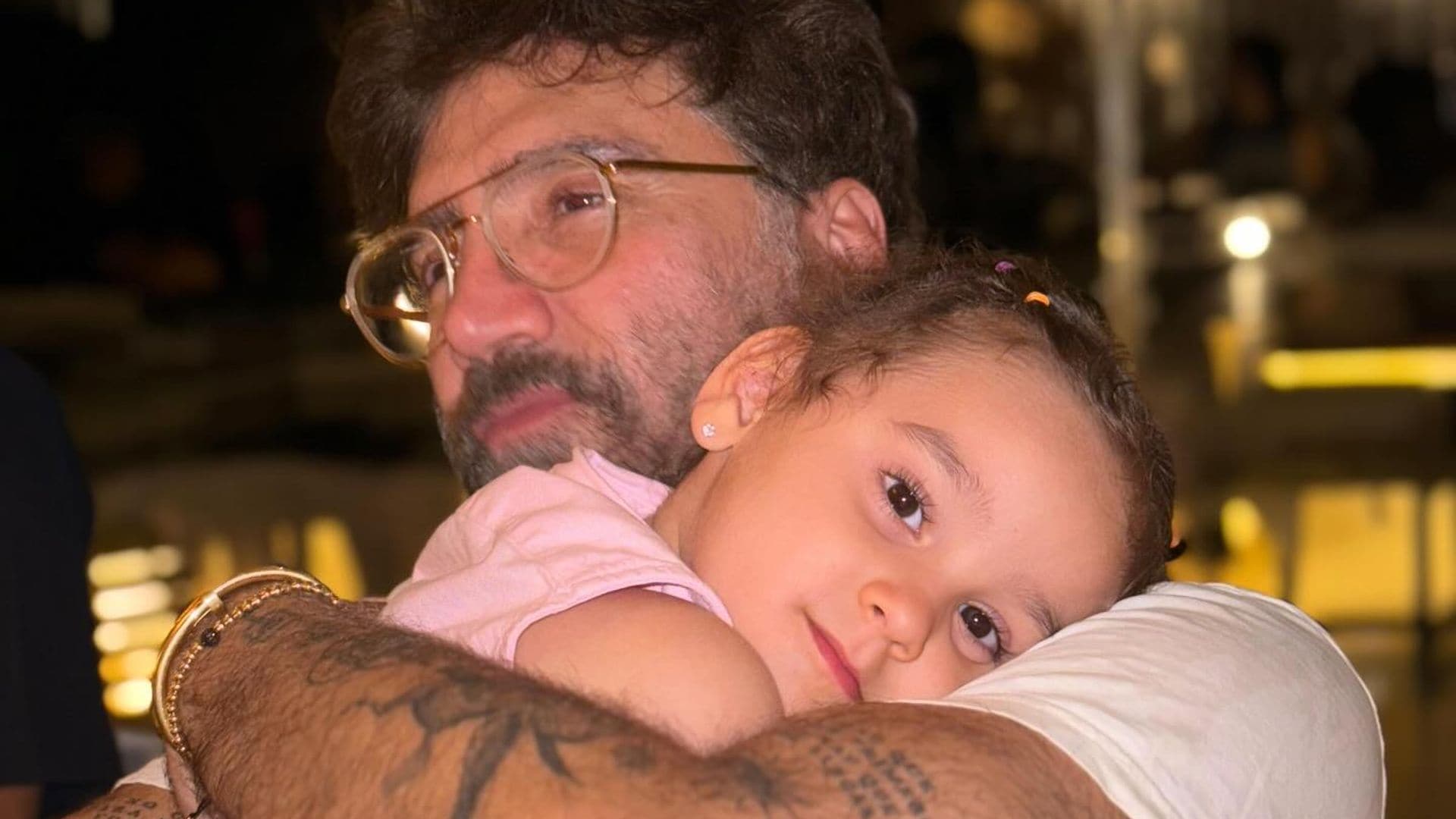 Alejandro Fernández y su nieta Cayetana, protagonistas de un tierno momento en Guadalajara