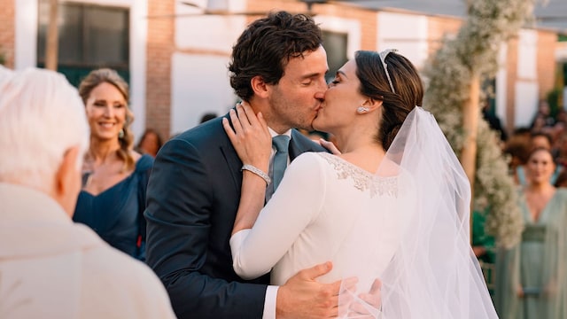 Tamara Falcó e Íñigo Onieva, besándose