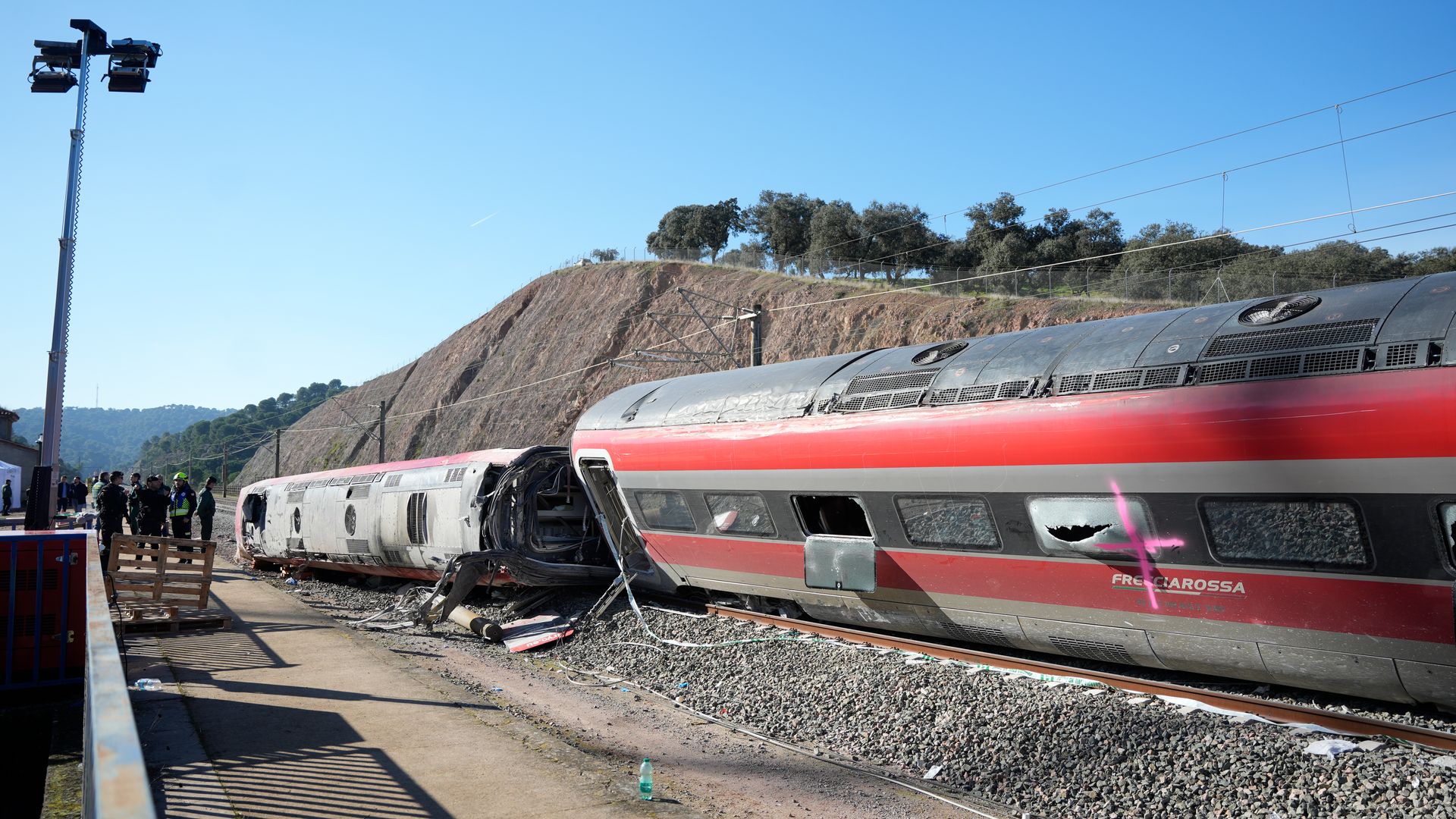 Debido a los trabajos de reparación en la vía y al levantamiento de los trenes siniestrados, la circulación de alta velocidad no se restablecerá antes del 2 de febrero, según ha informado Adif.