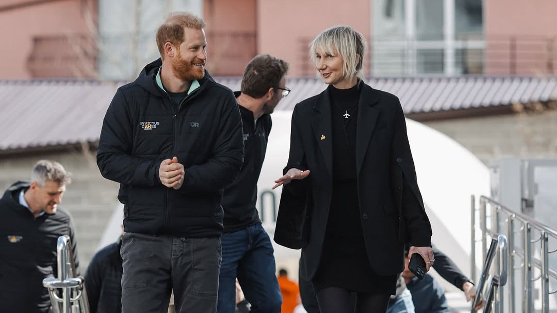 Harry es recibido a su llegada al Centro Superhumans por su directora Olga Rudniev, que fue la que invitó personalmente al príncipe al comprobar durante la última edición de los Juegos Invictus la especial atención que él dedicaba a la delegación ucraniana que participó