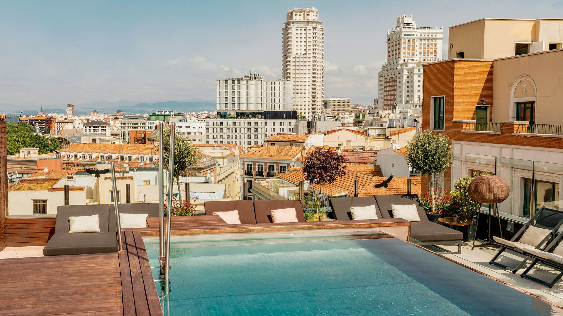 Piscina en la terraza del hotel Gran Meliá Palacio de los Duques en Madrid