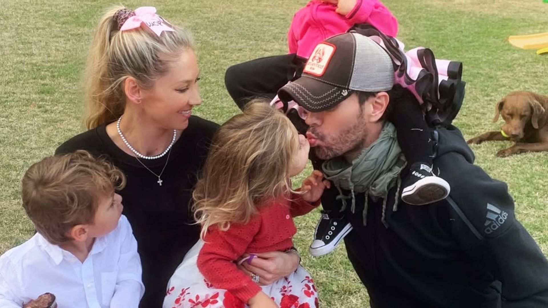 El vídeo viral de Enrique Iglesias jugando con su pequeño Romeo, de tan solo tres meses, grabado por sus hijas Lucy y Mary