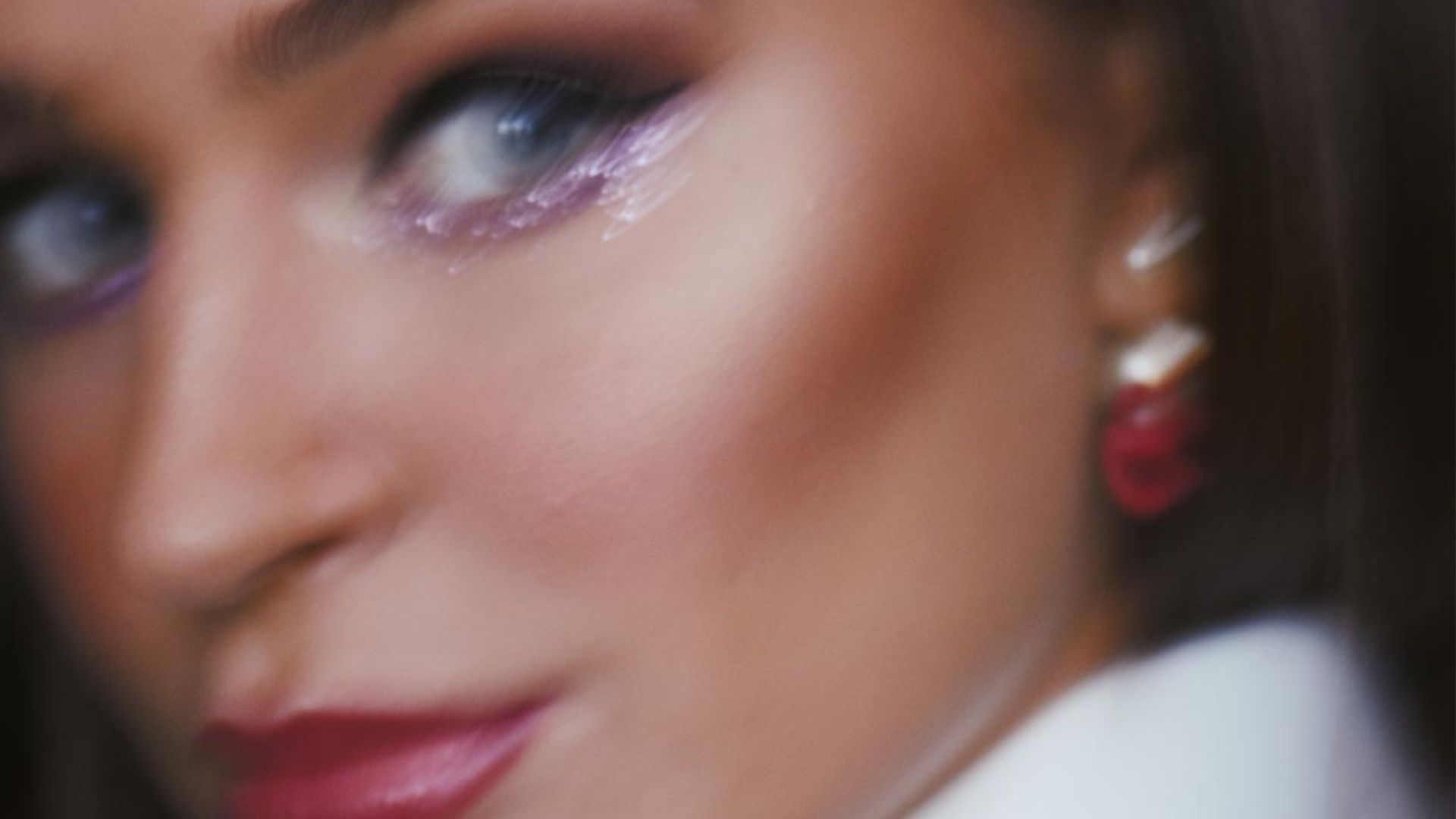 El maquillaje 'glitter' de Laura Escanes es toda la inspiración que necesitas en tu próxima fiesta