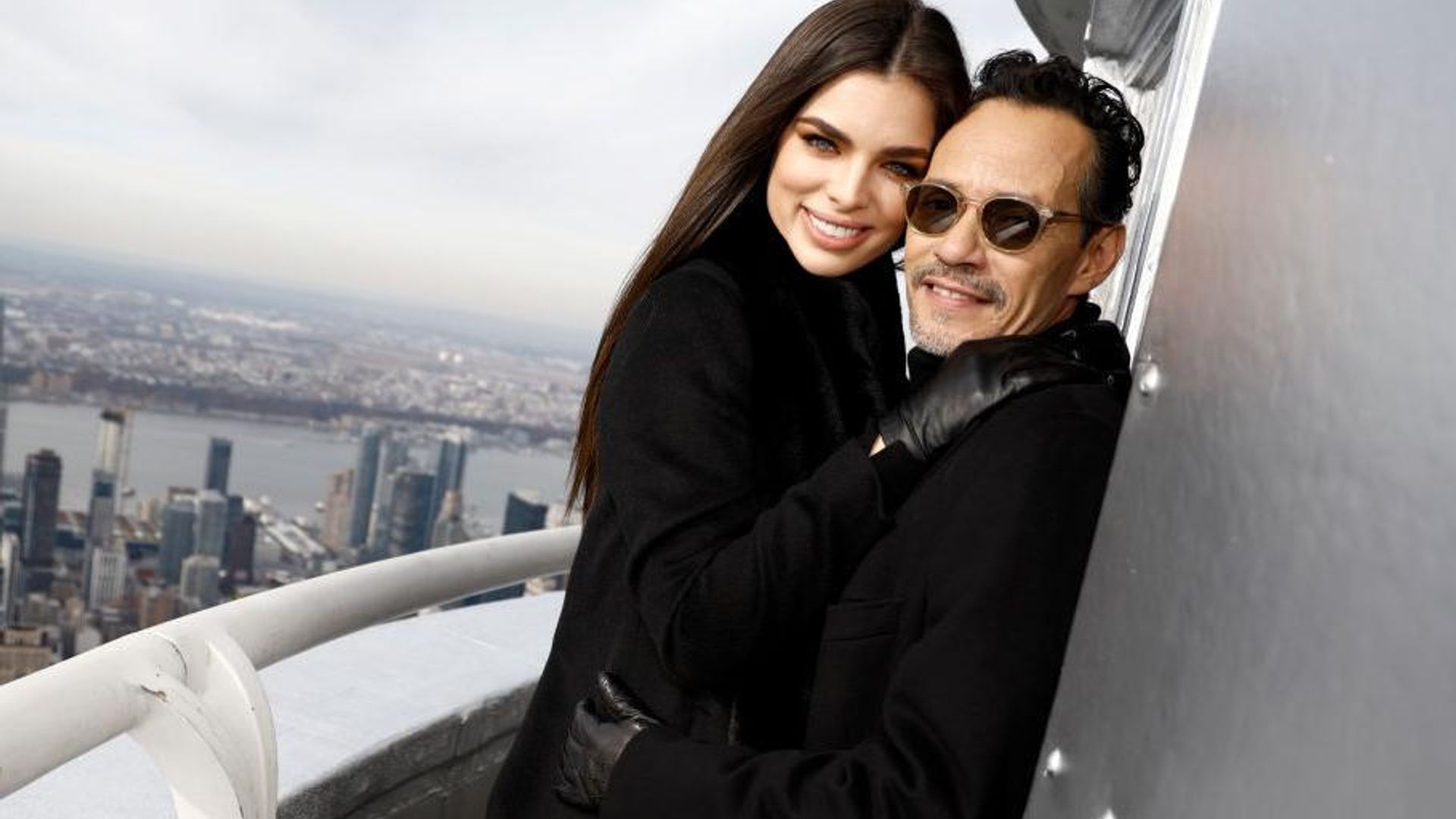 Marc Anthony y Nadia Ferreira derrochan amor en las alturas del Empire State