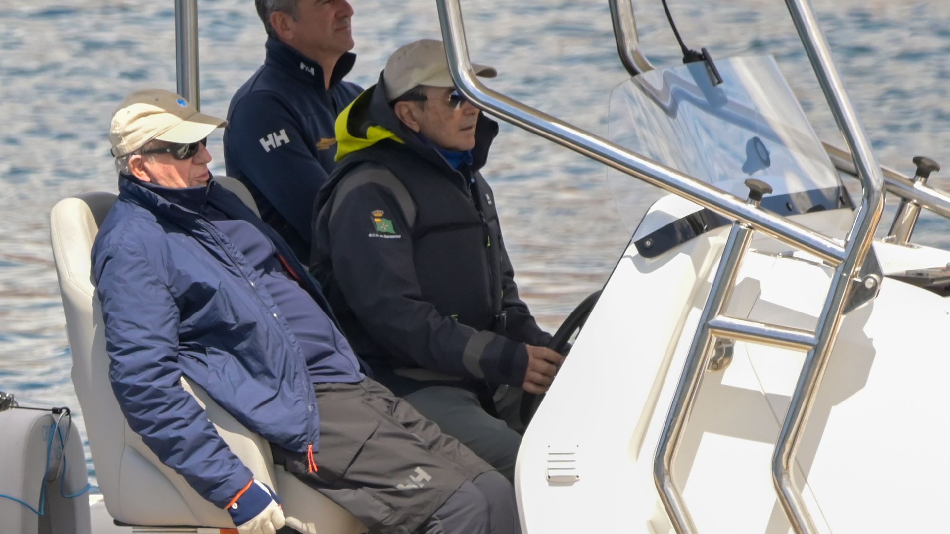 El Rey, a bordo de la embarcación de apoyo para disfrutar del triunfo de 'El Bribón' 