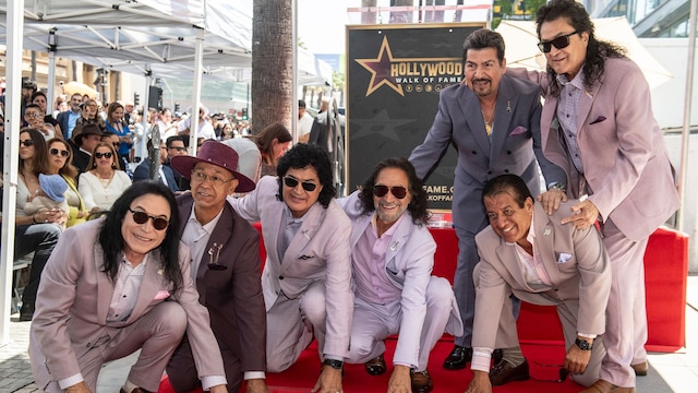 Los Bukis celebrando su reconocimiento tras una larga trayectoria de éxitos.