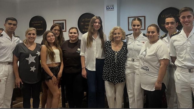Reencuentro de la infanta Sofía con la princesa Leonor y sus compañeros en Gijón