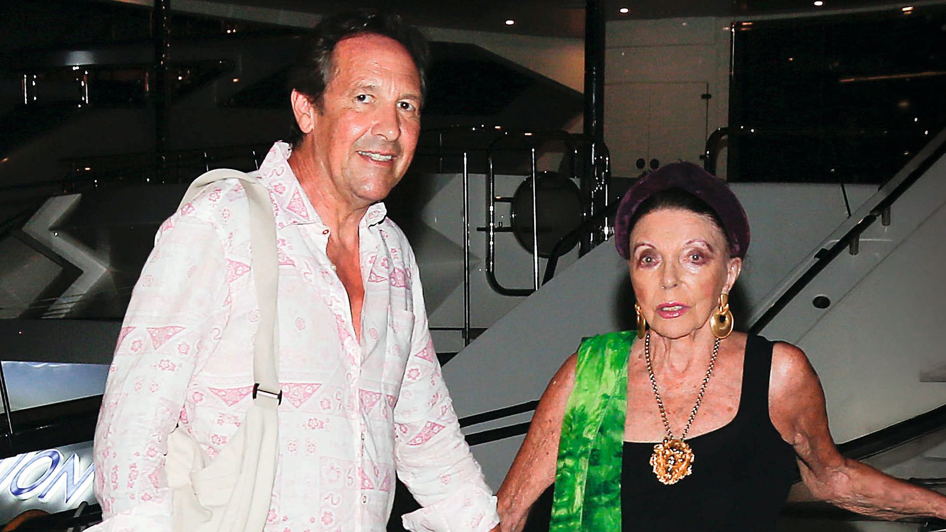 Joan Collins y su esposo, Percy Gibson (61 años), fotografiados tras una cena en un yate en Saint-Tropez