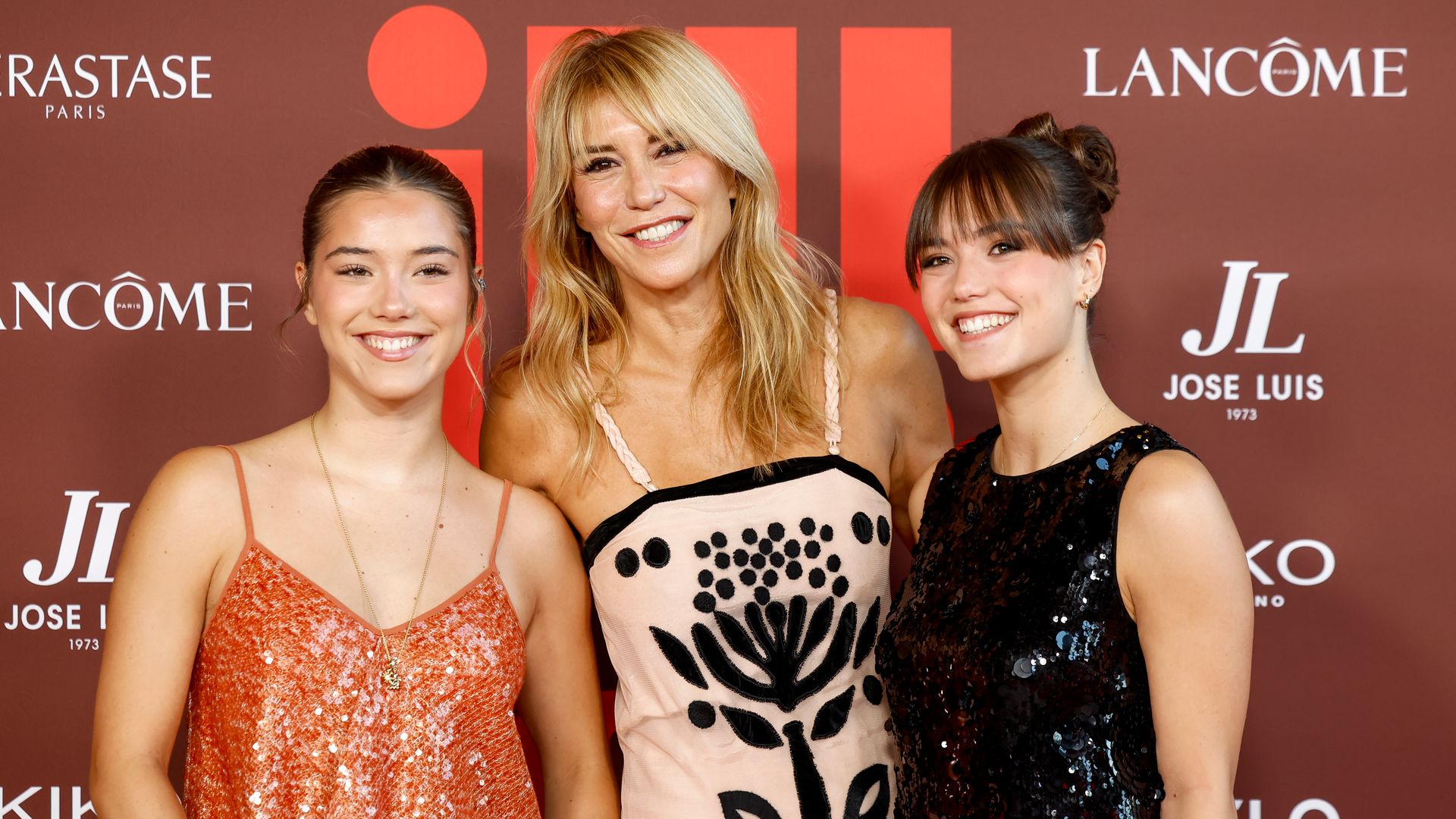 Raquel Meroño reaparece en nuestra gran noche junto a sus hijas, las gemelas Martina y Daniela: "Gracias a mi madre tenemos un público mucho más amplio"