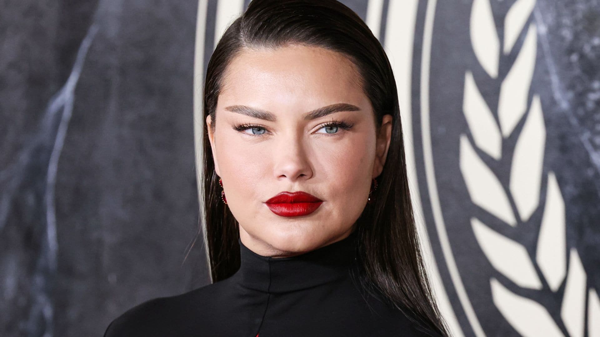 Adriana Lima responde a los comentarios que ha recibido por su ¿nuevo? rostro