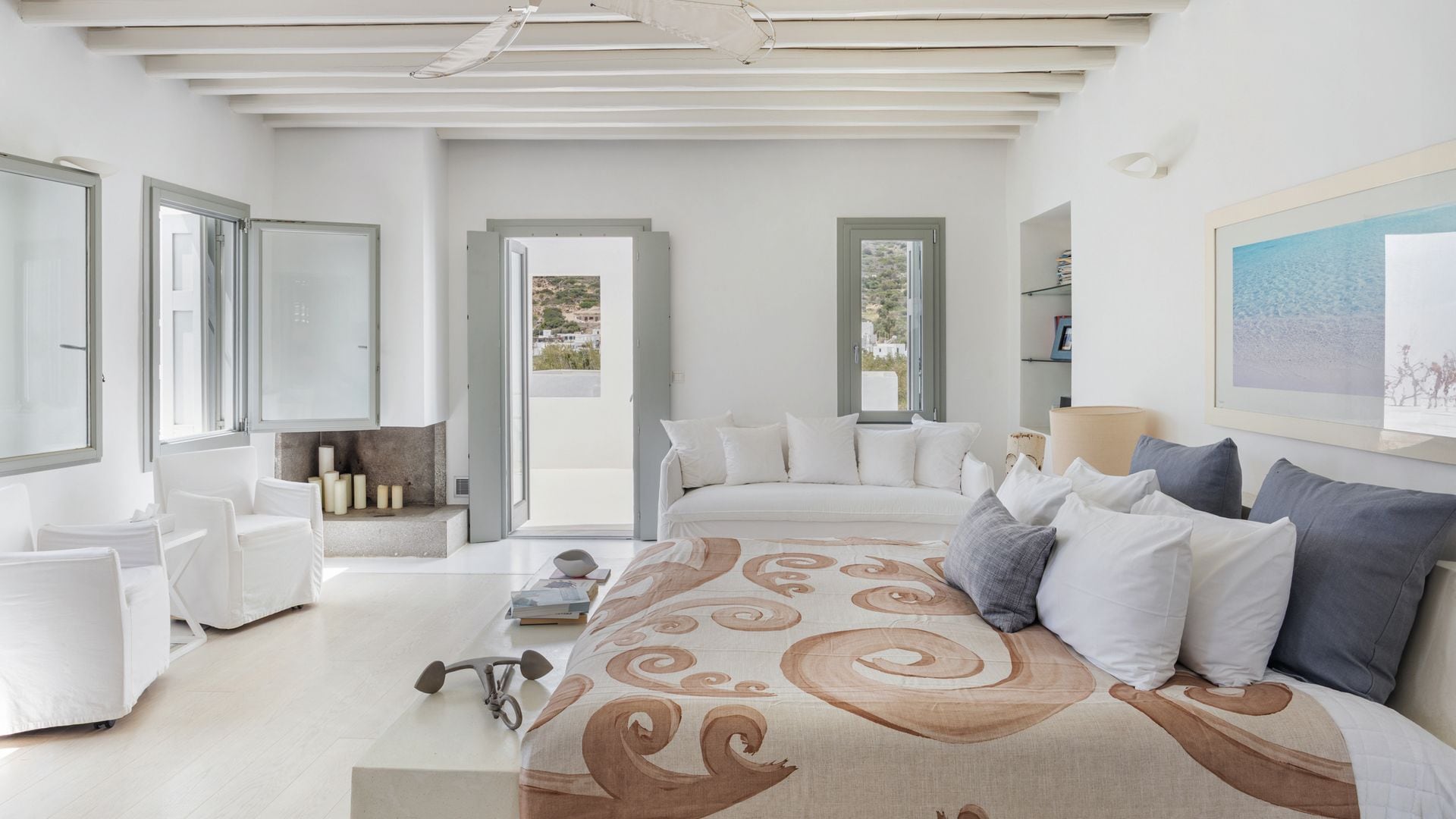 MARINA VERNICOS NOS INVITA A CONOCER SU IMPRESIONANTE CASA JUNTO AL MAR, EN LA ISLA DE SIFNOS, UNA DE LAS PERLAS DEL EGEO