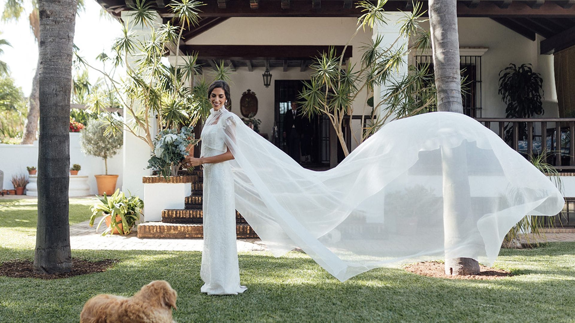 Un vestido bordado con capa para la boda de Aurora en Sanlúcar de Barrameda