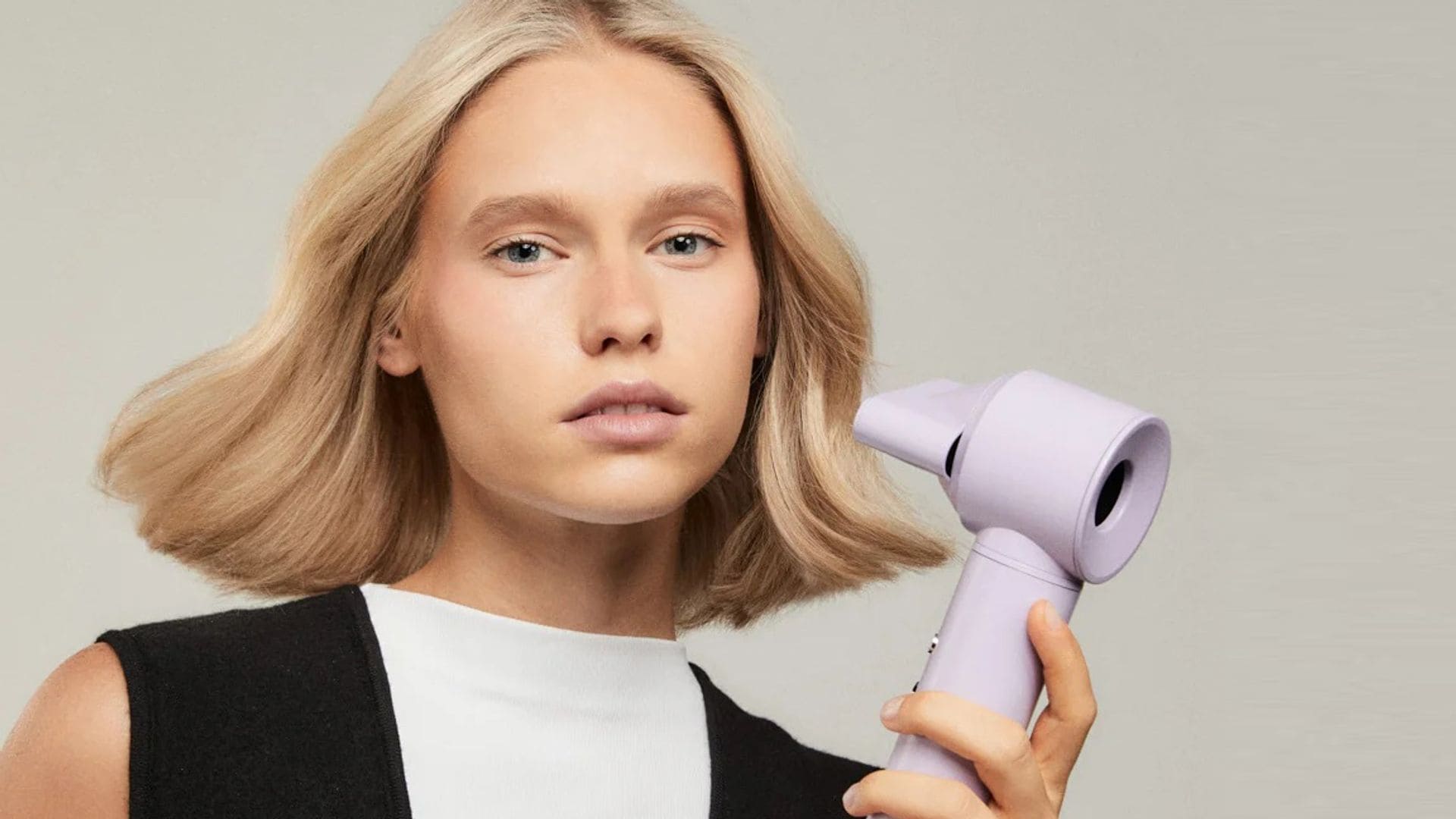 Mujer rubia con pelo corto usando el moldeador de pelo de CREATE lila