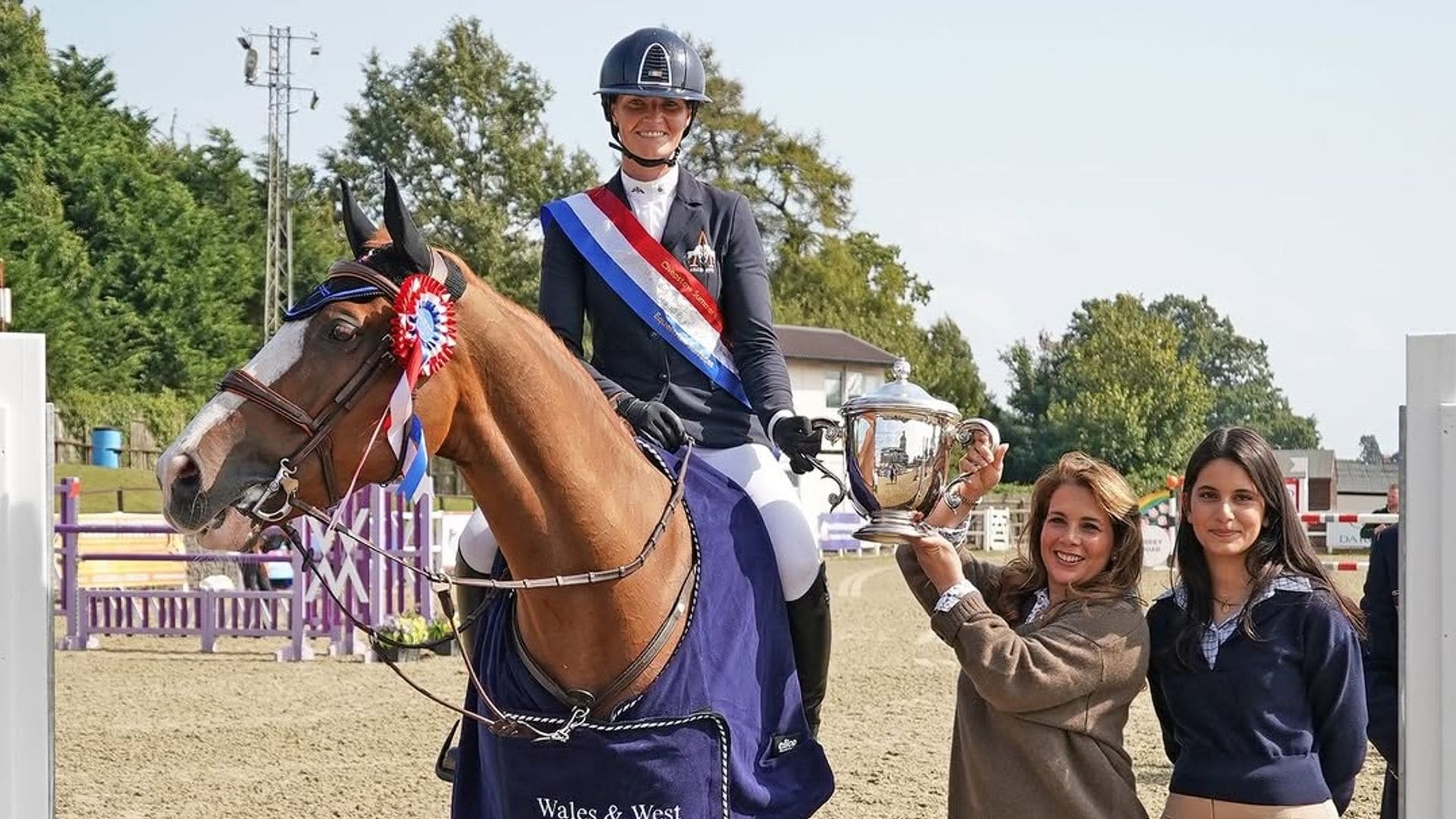 La princesa Haya de Jordania y su hija, la jequesa Jalila, en un evento ecuestre en Gales, Reino Unido 