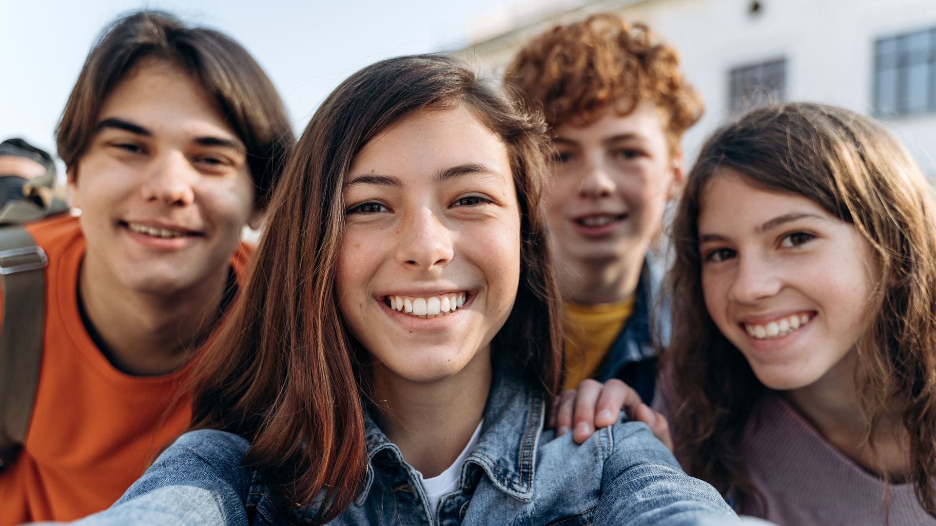 Grupo de adolescentes felices mirando a cámara