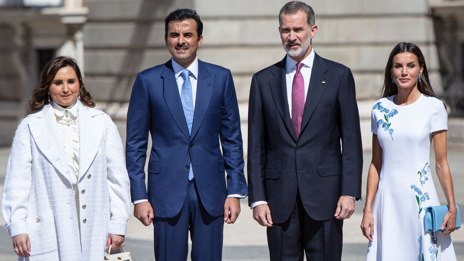 El emir de Catar y la jequesa Jawaher con los Reyes Felipe y Letizia en el Palacio Real de Madrid en 2022