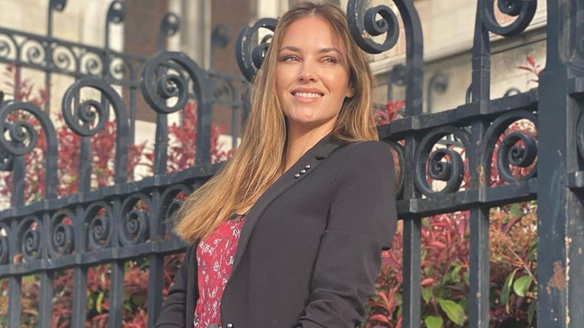 Vestido lencero y americana, el romántico look de 'Helen in Paris'