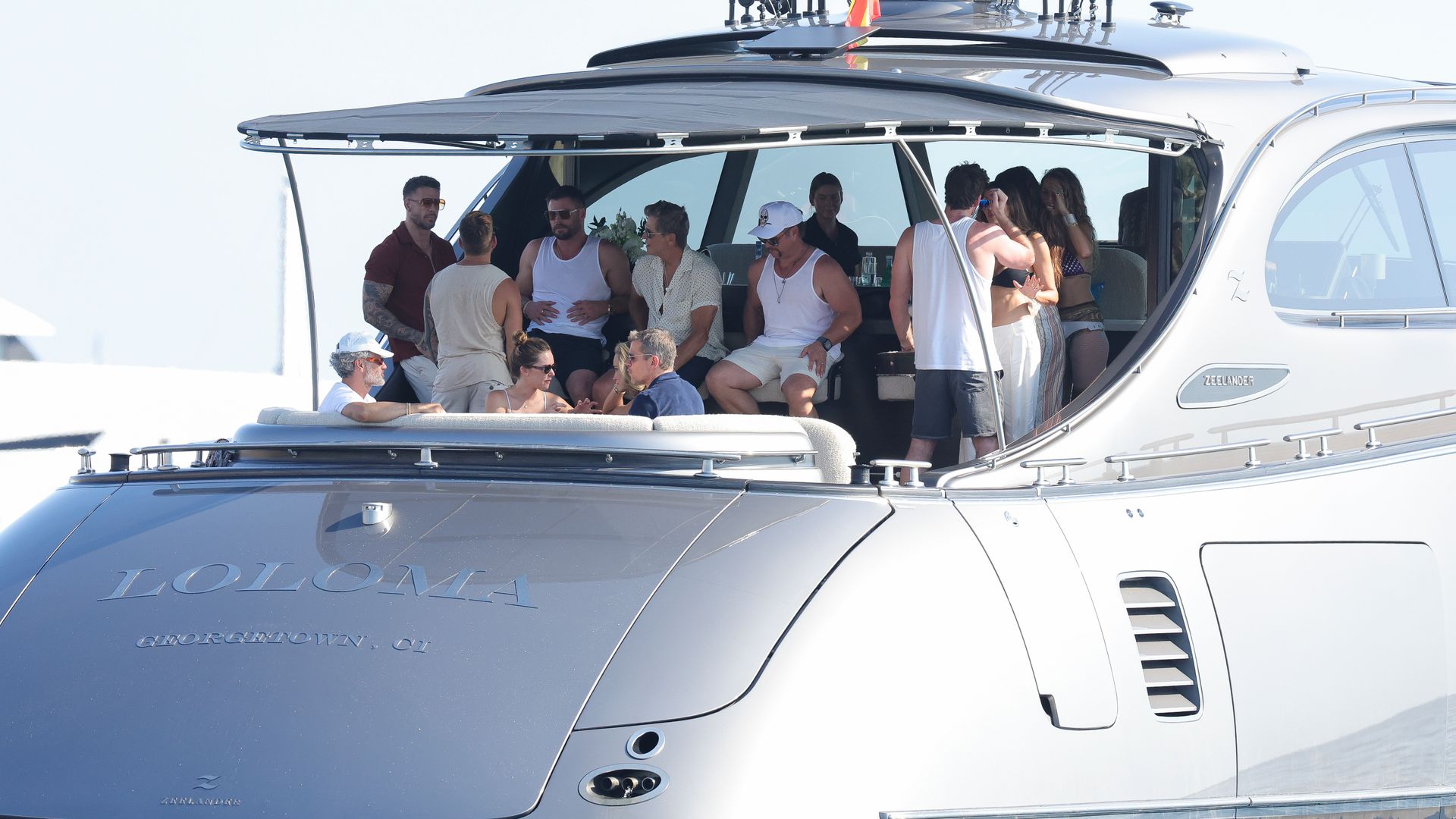 Chris Hemsworth se da un baño de masas y celebra en Ibiza su cumpleaños junto a Rita Ora o Matt Damon, pero sin Elsa