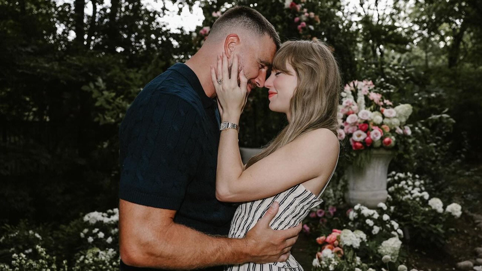 Taylor Swift y Travis Kelce se han comprometido.