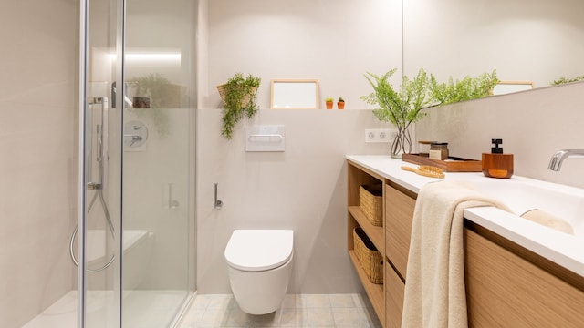 Baño con inodoro con cisterna empotrada. 