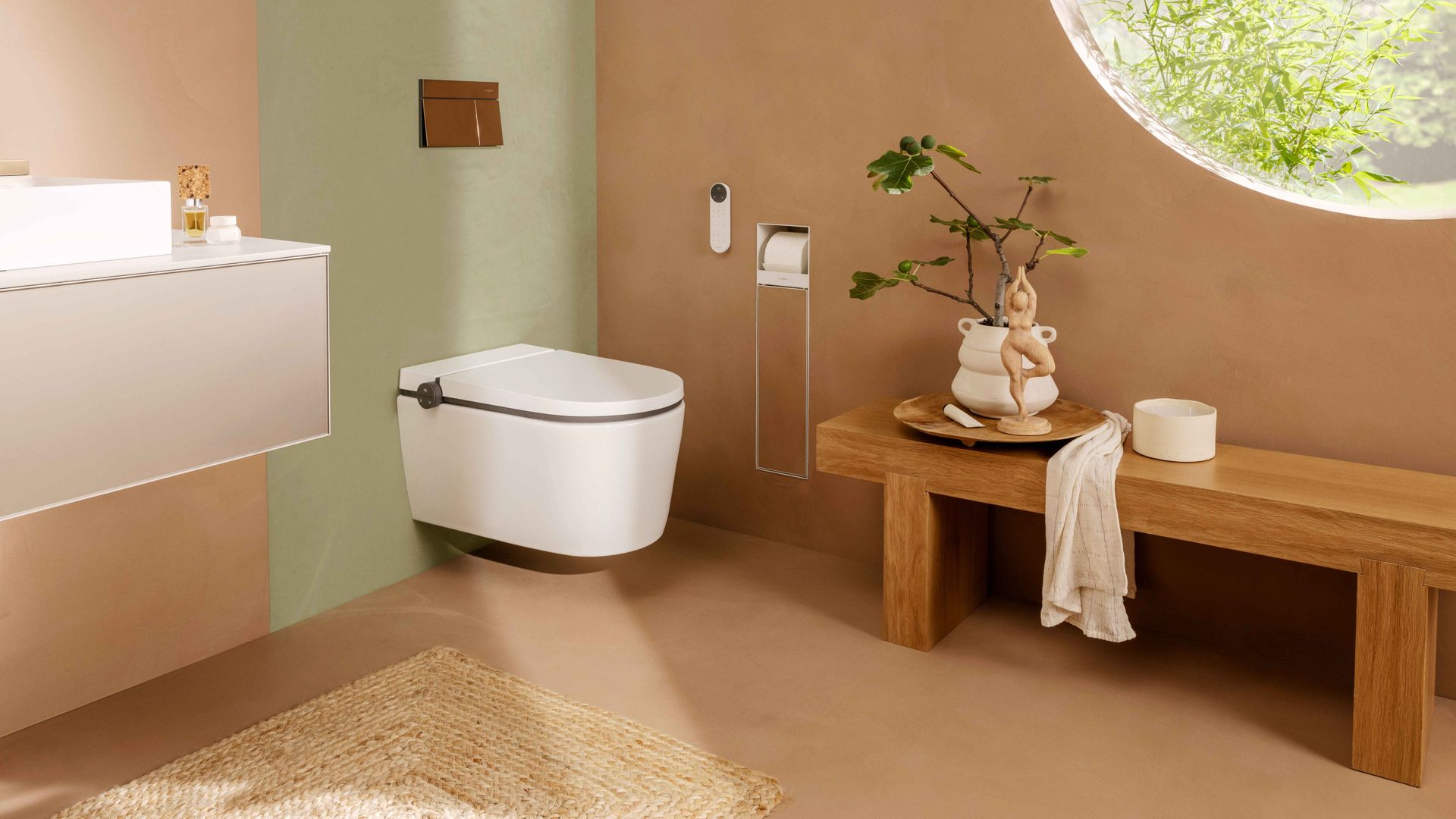 Baño con inodoro inteligente, paredes de colores, ventana circular, banco de madera