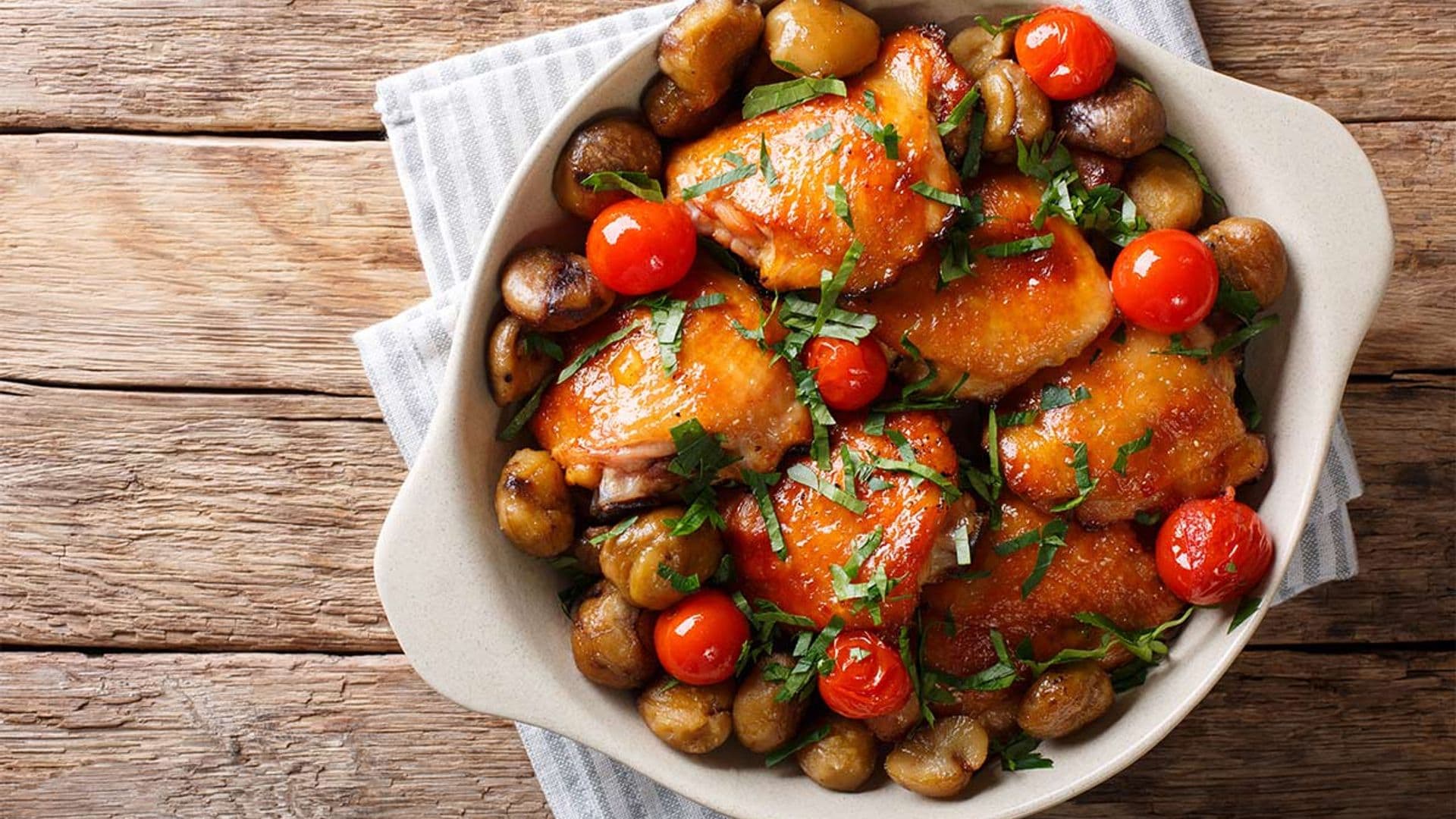 Pollo asado con castañas y tomates cherry