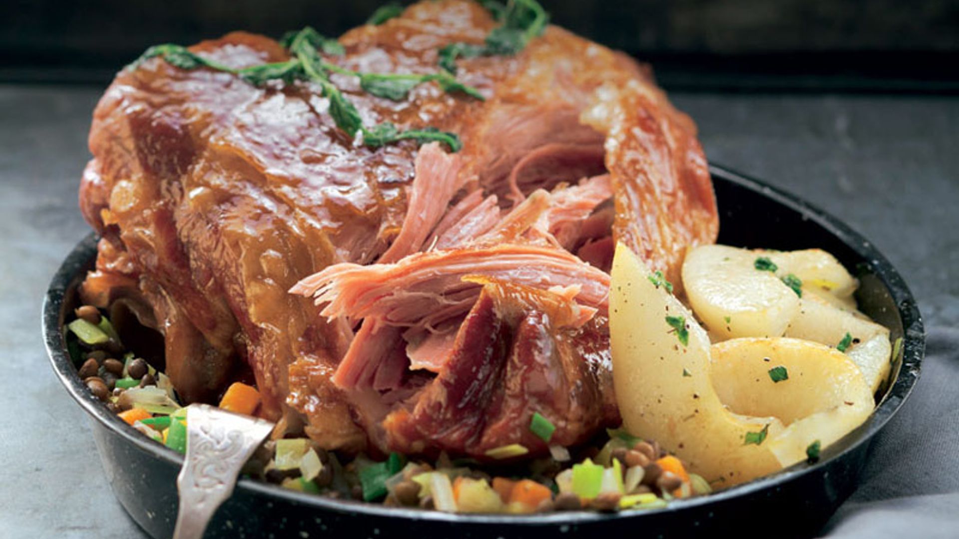 Lacón de Villalba asado con lentejas y peras