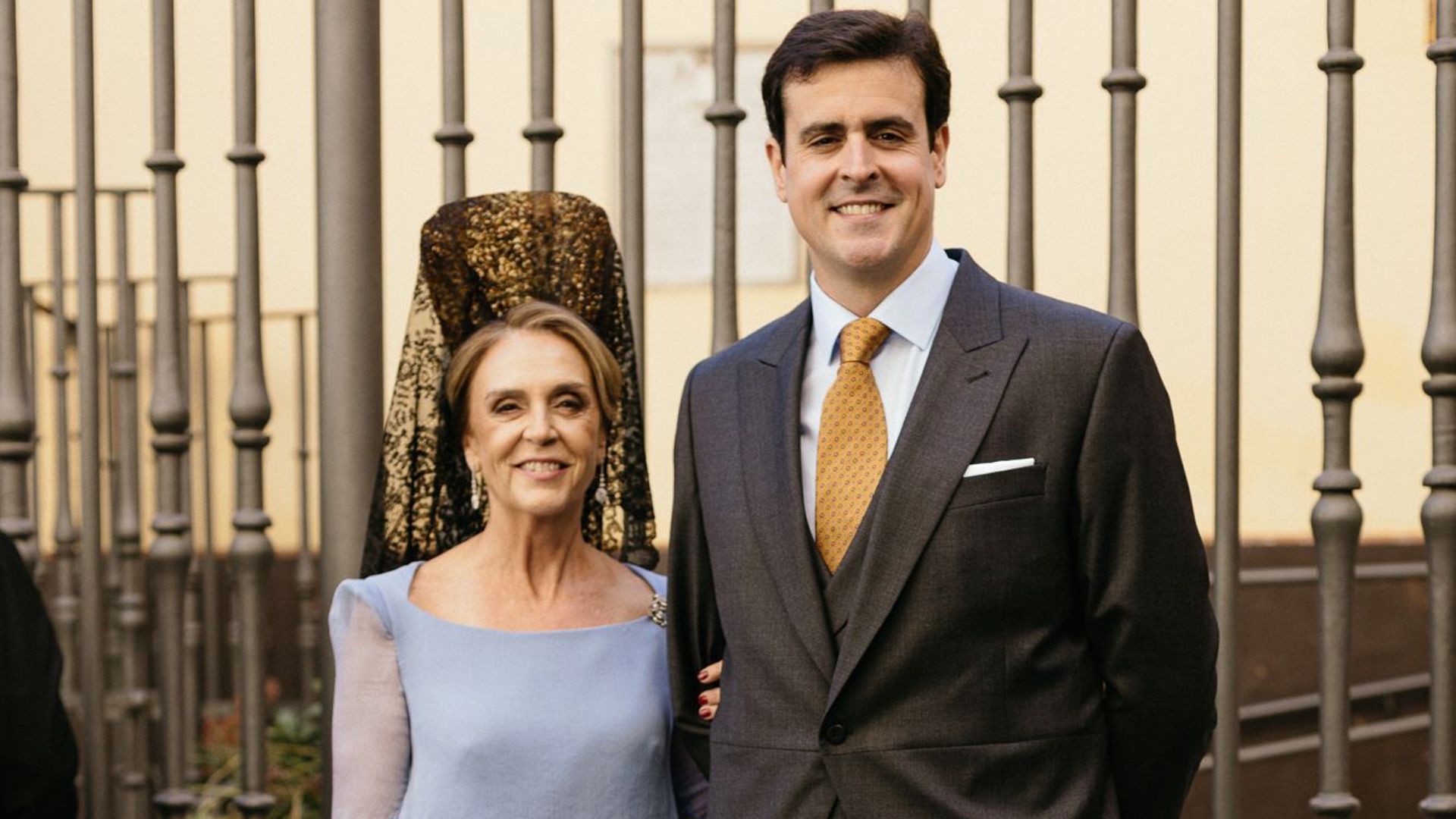 En esta boda en Sevilla, la madrina fue la invitada más elegante con el color que mejor sienta a las mujeres de más de 60 años