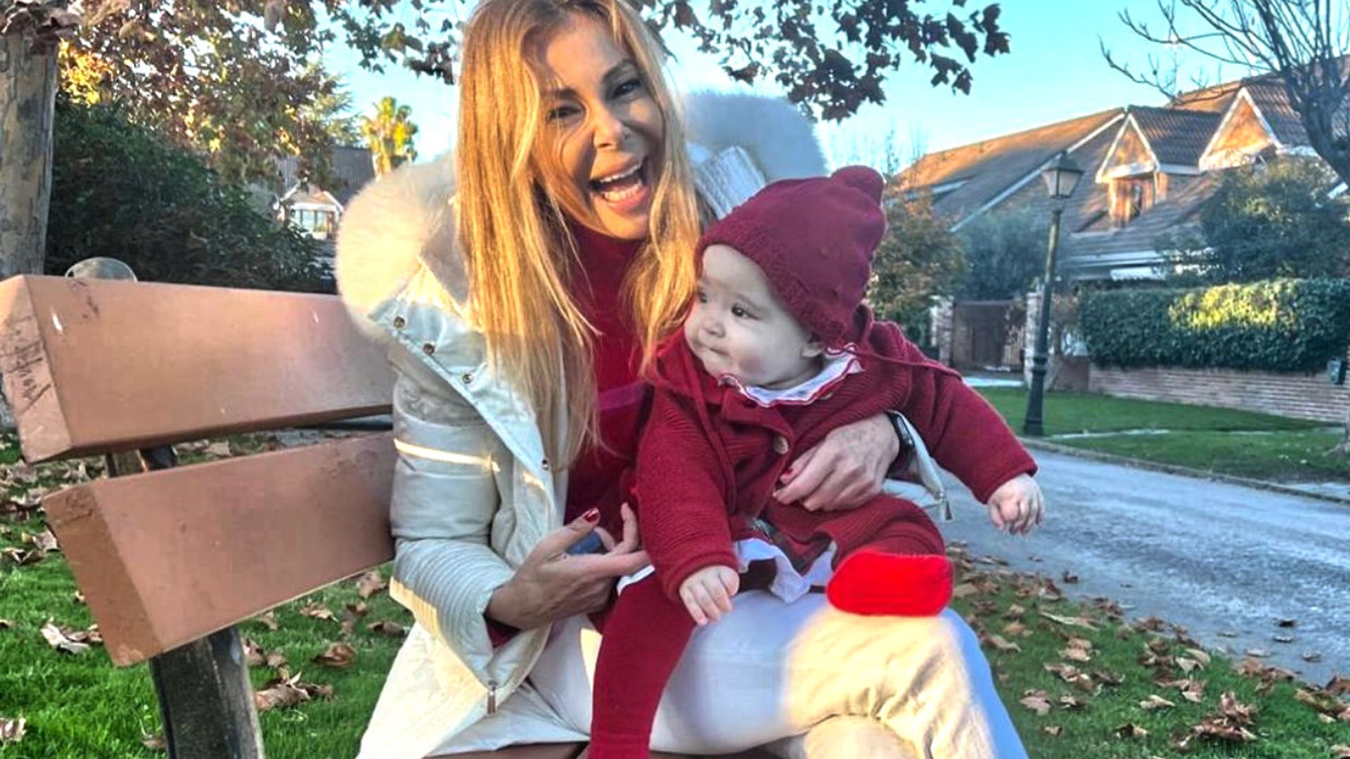 Ana Obregón celebra ilusionada el octavo cumplemés de Anita con sus posados más otoñales