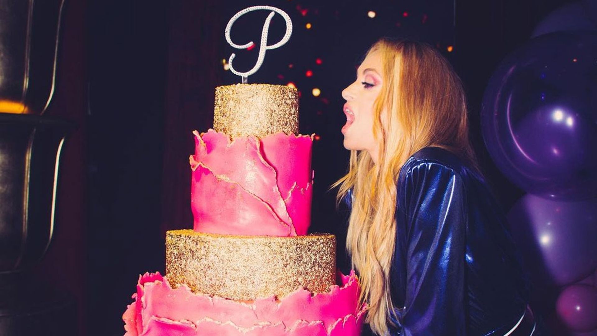 Baile con sus hijos y una enorme tarta dorada: Paulina Rubio celebra su cincuenta cumpleaños