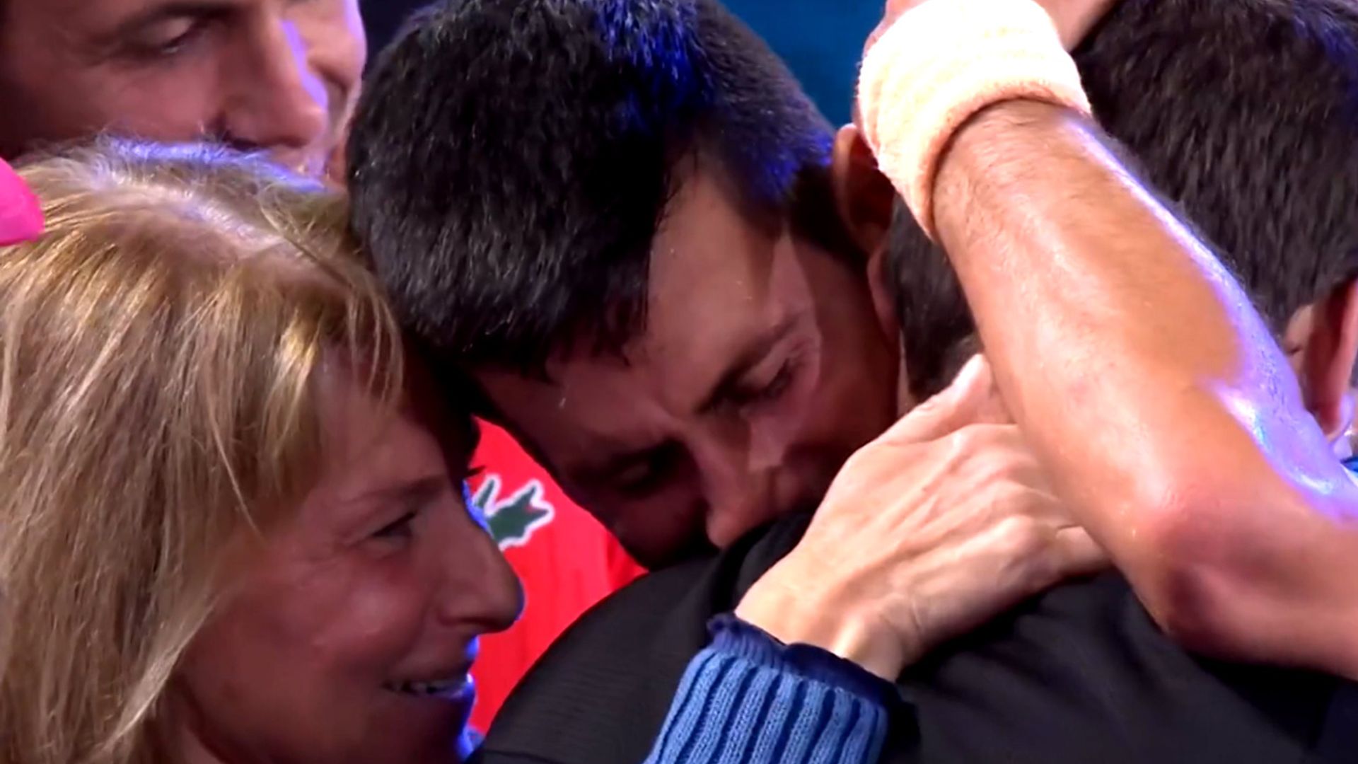 Las lágrimas desconsoladas de Djokovic abrazando a su madre que dan la vuelta al mundo tras ganar en Australia