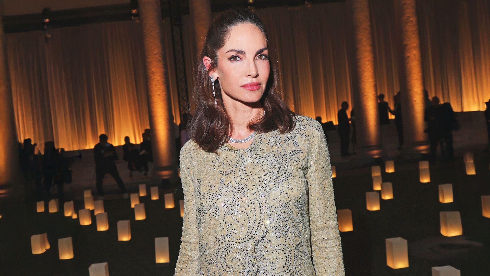 Eugenia Silva emociona en el desfile homenaje a Giorgio Armani con un abrigo-joya que le regaló el diseñador