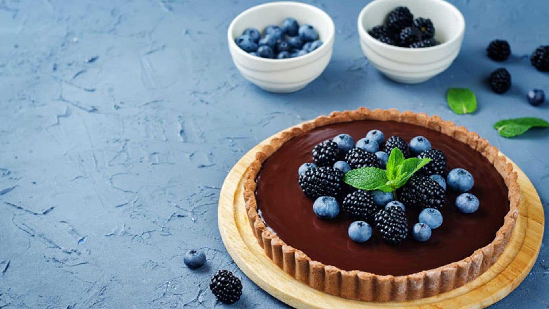 Tarta de chocolate con moras y arándanos