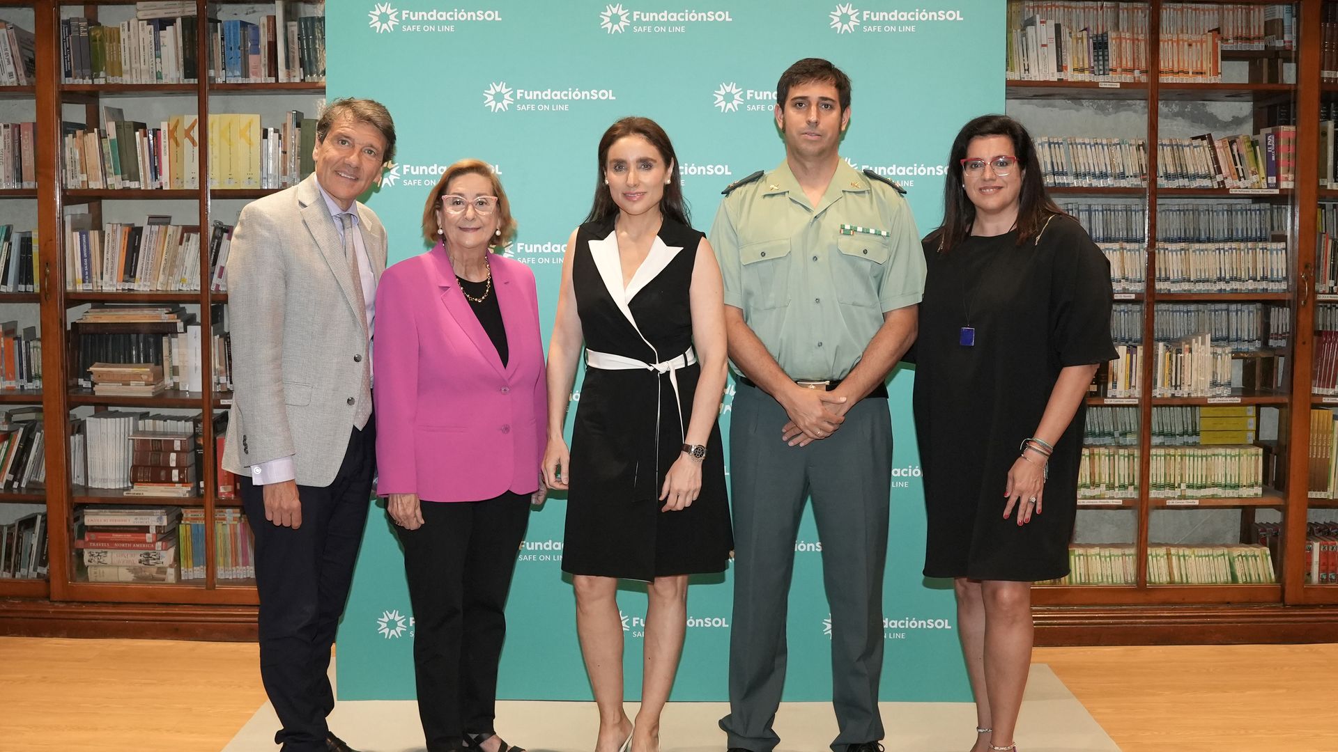 Parte del equipo de la fundaciónSOL en la presentación del informe