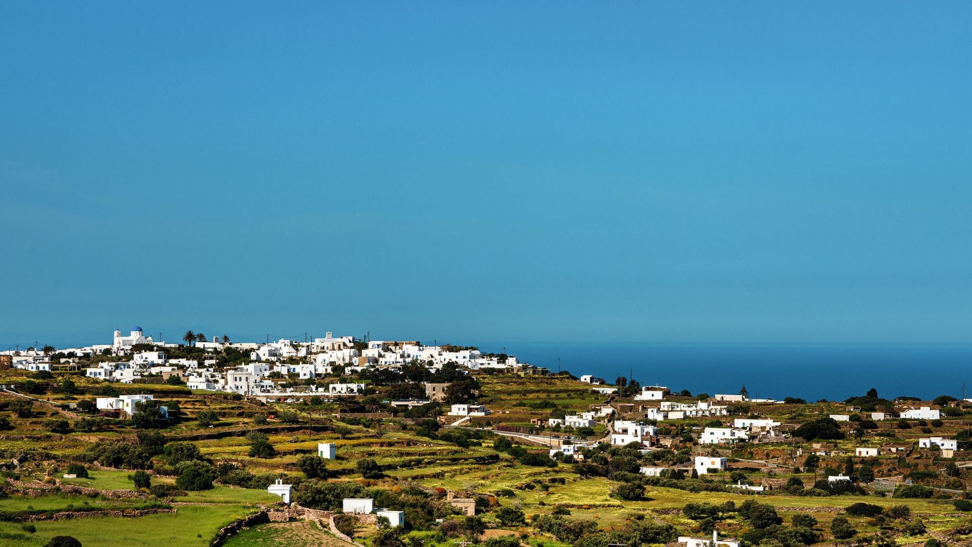 MARINA VERNICOS NOS INVITA A CONOCER SU IMPRESIONANTE CASA JUNTO AL MAR, EN LA ISLA DE SIFNOS, UNA DE LAS PERLAS DEL EGEO
