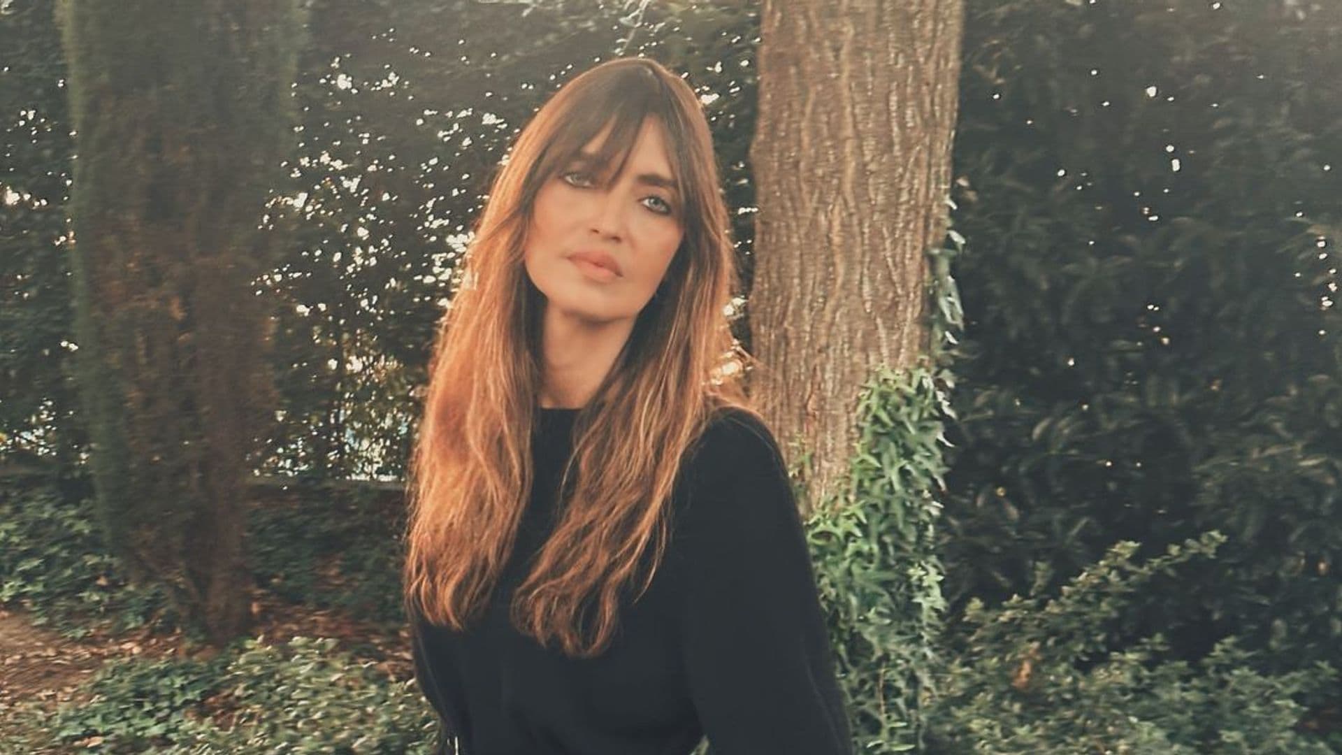 El look de Sara Carbonero para una tarde de fútbol con la falda 'midi' estampada que transforma todos los básicos