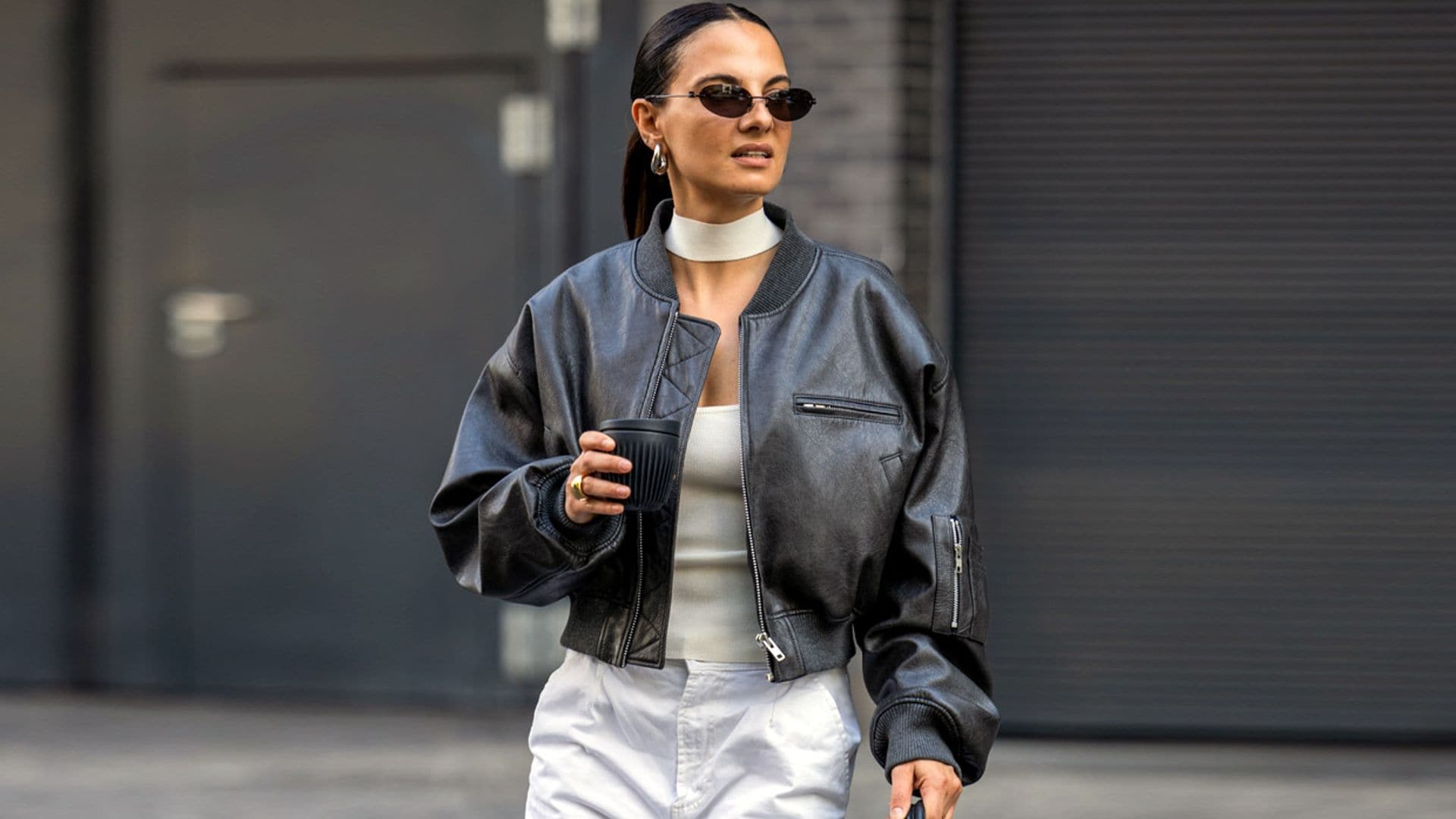 Cómo combinar la cazadora 'bomber' que es supertendencia de lunes a domingo