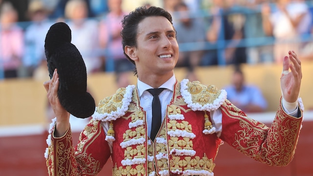 Plano medio de Roca Rey saludando al público
