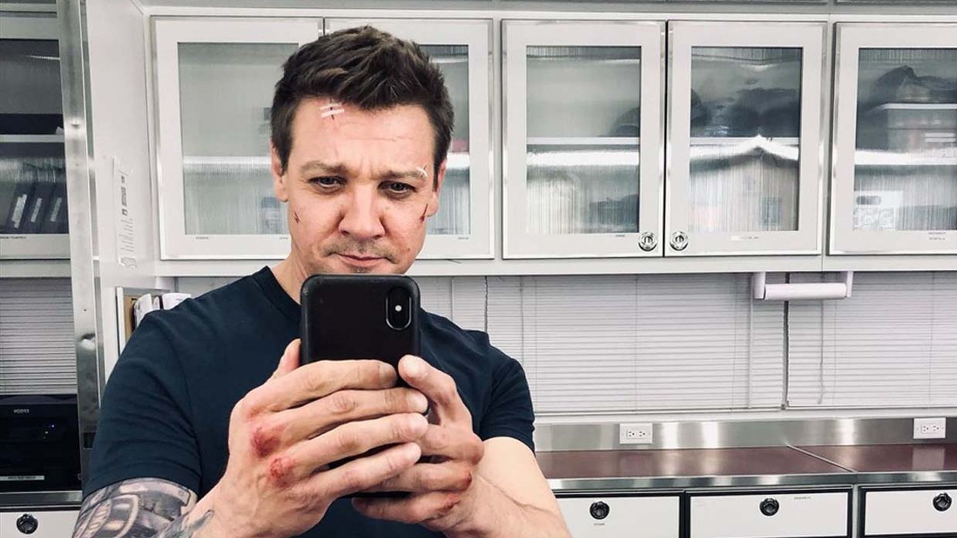 Jeremy Renner consigue caminar tras su terrible accidente que le dejó en silla de ruedas