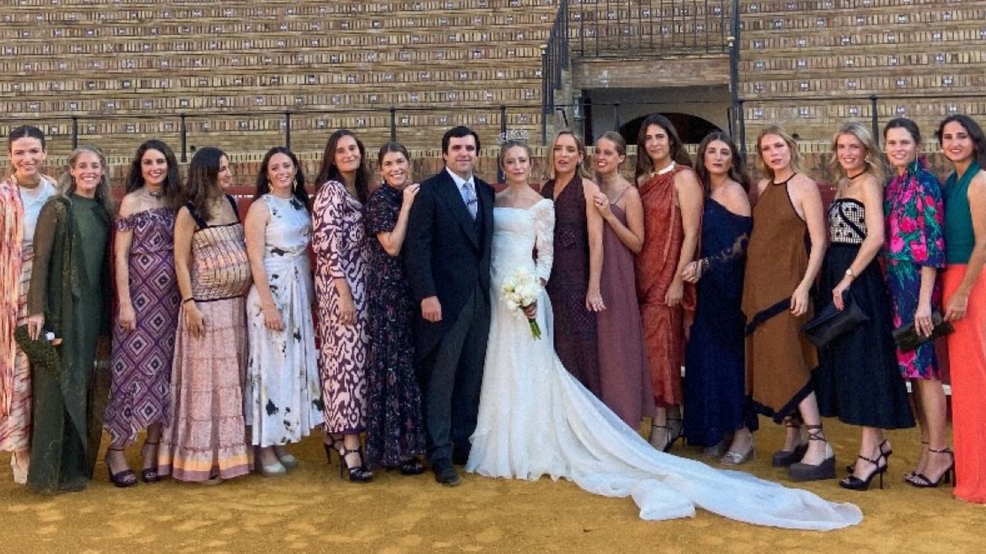  Los recién casados, con algunas invitadas en una fotografía para el recuerdo