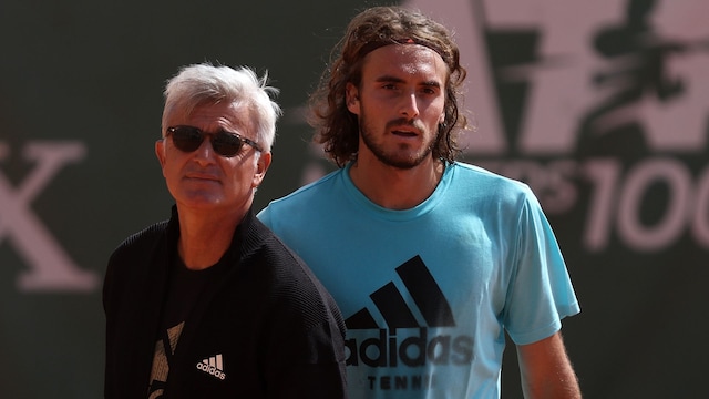 Stéfanos Tsitsipás con su padre, Apostolos Tsitsipás, en un partido de tenis
