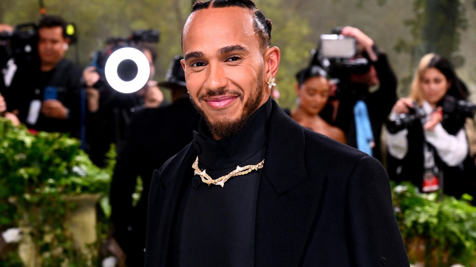 Lewis Hamilton: la historia detrás de su impecable atuendo para la MET Gala