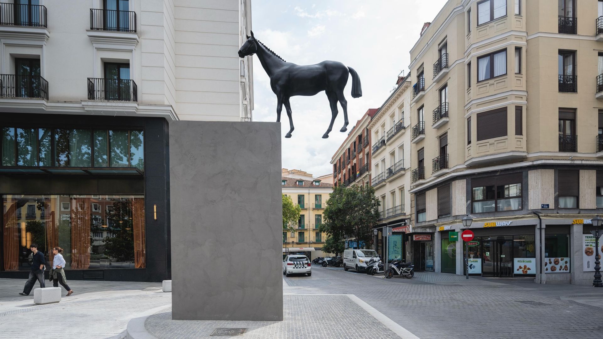 La escultura interactúa y sorprende en medio del paisaje urbano de Madrid. 