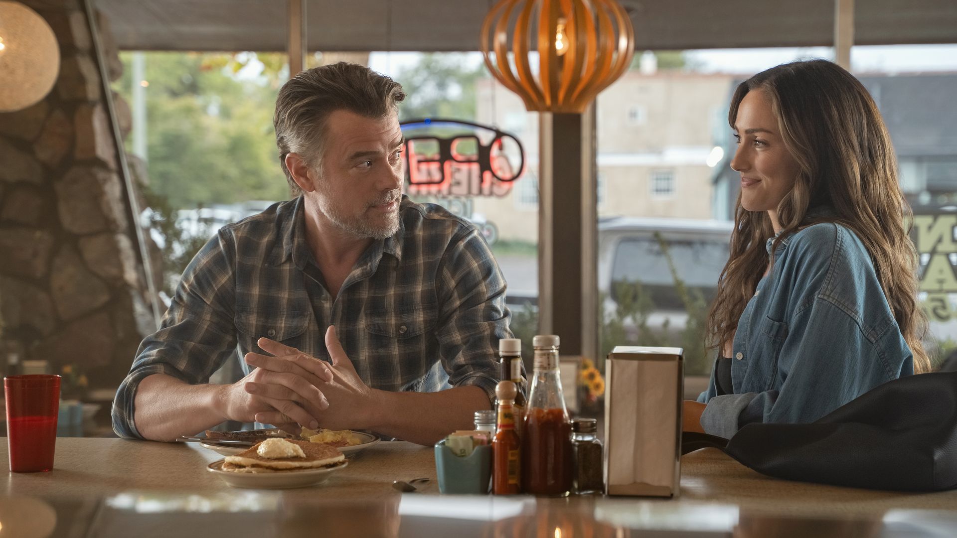Josh Duhamel y Minka Kelly son Staten y Quinn en 'Nueva vida en Ransom Canyon