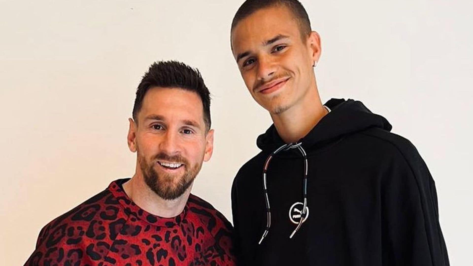 El curioso 'look' de Leo Messi en su posado con Romeo Beckham que se ha hecho viral