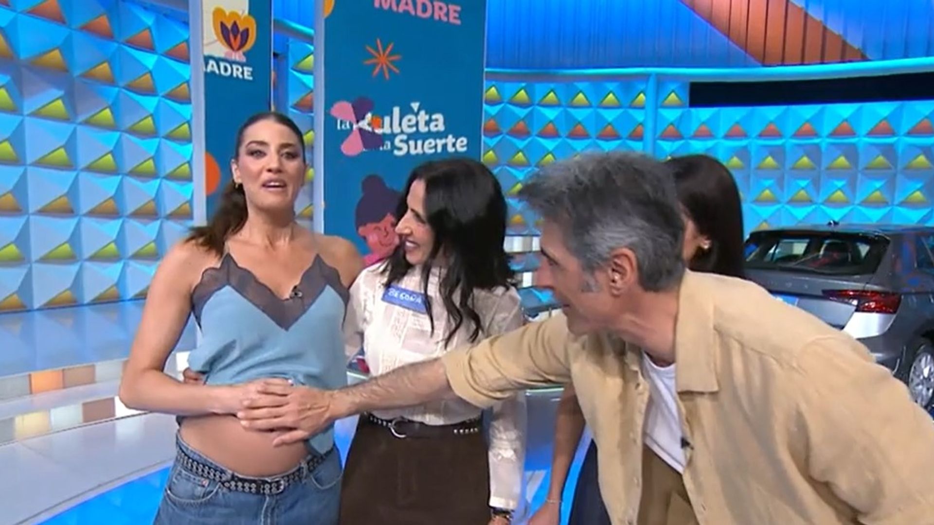 Laura Moure, azafata de La Ruleta de la Suerte, sorprende al presumir de embarazo en pleno programa: "Ya me queda menos"